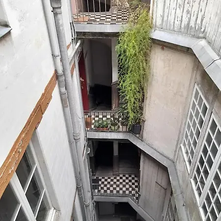 Grand Entre Le Chateau Et La Cathedrale *